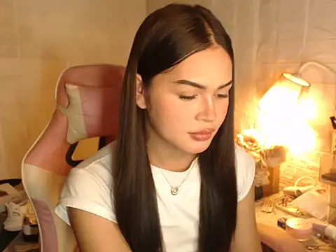 Ashely Lewis online show from December 17, 12:00 pm