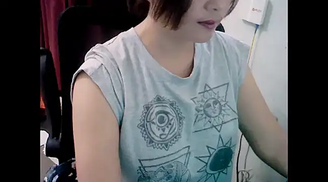 Snapshot of makemefallin chatting on December 17, 11:38 pm makemefallin online show from December 17, 11:38 pm