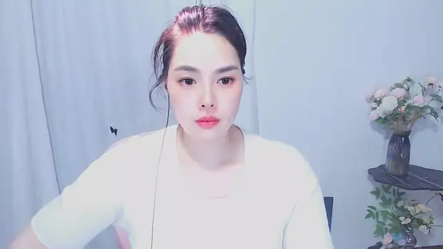 Snapshot of SHY-_-girl chatting on May 15, 5:25 am SHY- -girl online show from May 15, 5:25 am