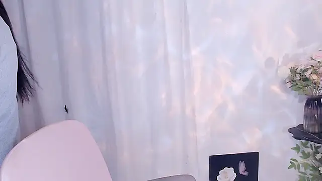 Snapshot of SHY-_-girl chatting on May 20, 2:29 am SHY- -girl online show from May 20, 2:29 am