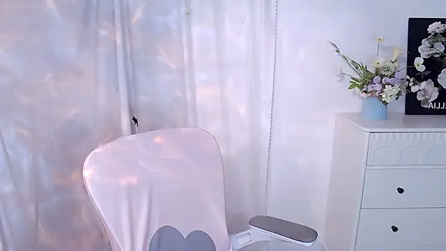 Snapshot of SHY-_-girl chatting on July 25, 12:14 pm SHY- -girl online show from July 25, 12:14 pm