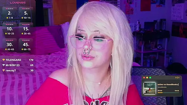 Snapshot of MissRomero chatting on December 2, 1:22 am MissRomero online show from December 2, 1:22 am