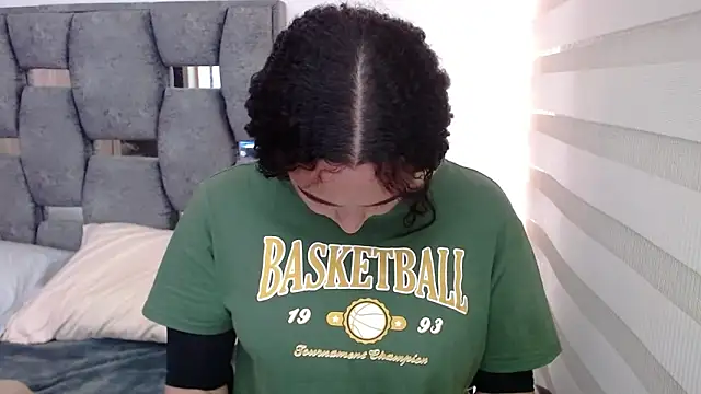 Snapshot of sara_hott_1 chatting on December 31, 6:02 pm sara hott 1 online show from December 31, 6:02 pm