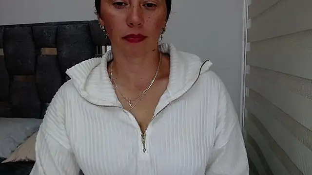 Snapshot of sara_hott_1 chatting on January 6, 6:31 pm sara hott 1 online show from January 6, 6:31 pm