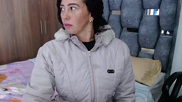 Snapshot of sara_hott_1 chatting on January 9, 2:51 pm sara hott 1 online show from January 9, 2:51 pm
