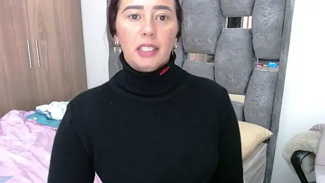 Snapshot of sara_hott_1 chatting on January 11, 11:46 pm sara hott 1 online show from January 11, 11:46 pm