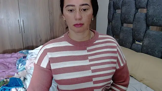 Snapshot of sara_hott_1 chatting on January 21, 2:37 pm sara hott 1 online show from January 21, 2:37 pm