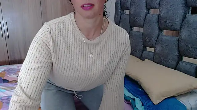 Snapshot of sara_hott_1 chatting on January 26, 5:44 pm sara hott 1 online show from January 26, 5:44 pm