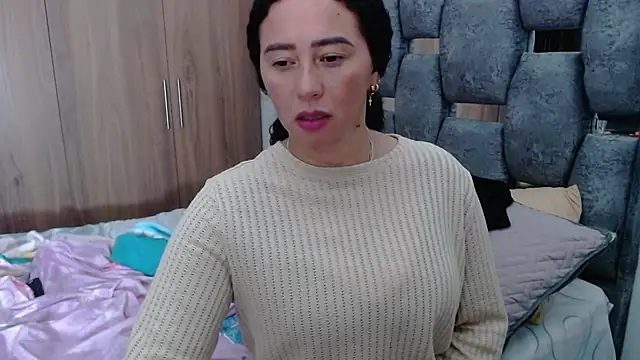 Snapshot of sara_hott_1 chatting on January 26, 10:35 pm sara hott 1 online show from January 26, 10:35 pm