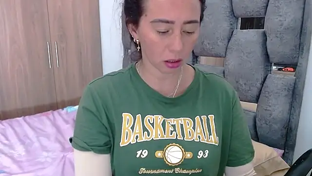 Snapshot of sara_hott_1 chatting on February 4, 7:11 pm sara hott 1 online show from February 4, 7:11 pm