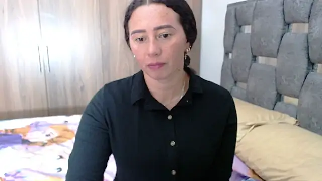 Snapshot of sara_hott_1 chatting on February 5, 8:46 pm sara hott 1 online show from February 5, 8:46 pm