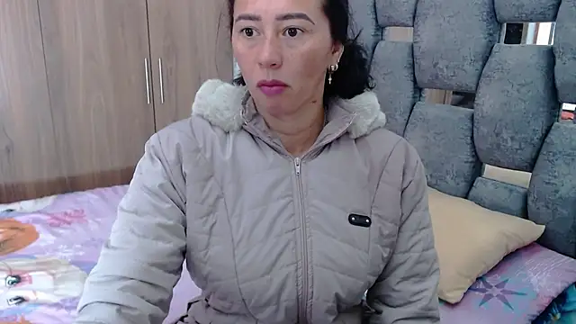 Snapshot of sara_hott_1 chatting on February 12, 12:33 pm sara hott 1 online show from February 12, 12:33 pm