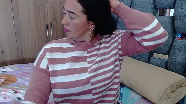 Snapshot of sara_hott_1 chatting on February 13, 8:13 pm sara hott 1 online show from February 13, 8:13 pm