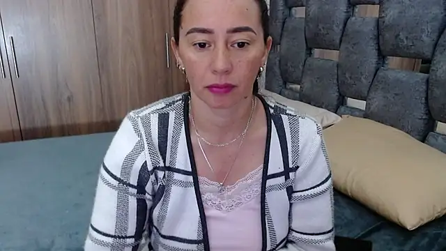 Snapshot of sara_hott_1 chatting on March 5, 12:44 pm sara hott 1 online show from March 5, 12:44 pm
