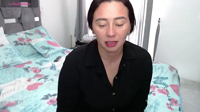 Snapshot of sara_hott_1 chatting on October 3, 7:33 pm sara hott 1 online show from October 3, 7:33 pm