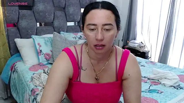 Snapshot of sara_hott_1 chatting on October 7, 4:37 pm sara hott 1 online show from October 7, 4:37 pm
