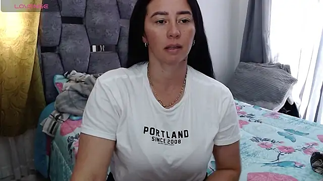 Snapshot of sara_hott_1 chatting on October 16, 2:51 pm sara hott 1 online show from October 16, 2:51 pm