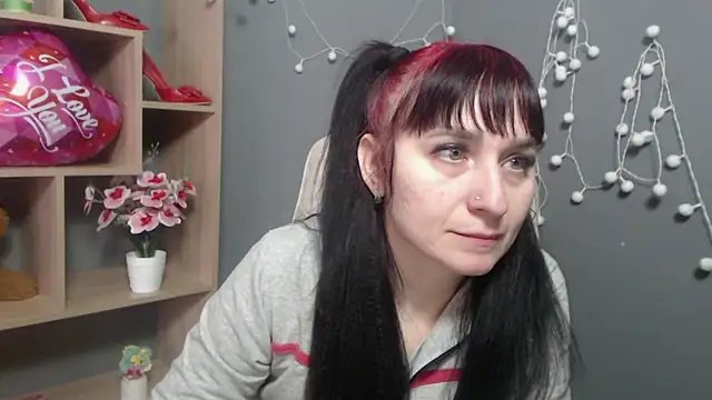 NinaFlawlees online show from February 13, 7:04 am