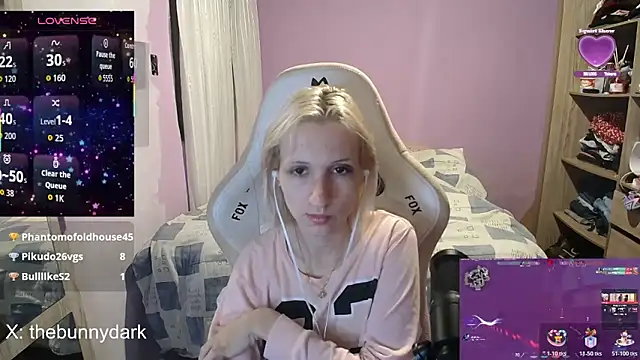 bunnydark00 online show from April 28, 2:27 am