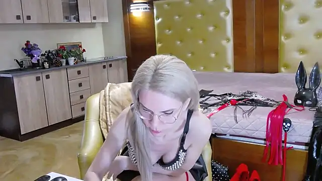 Snapshot of DomCaprisse chatting on March 3, 10:43 am DomCaprisse online show from March 3, 10:43 am