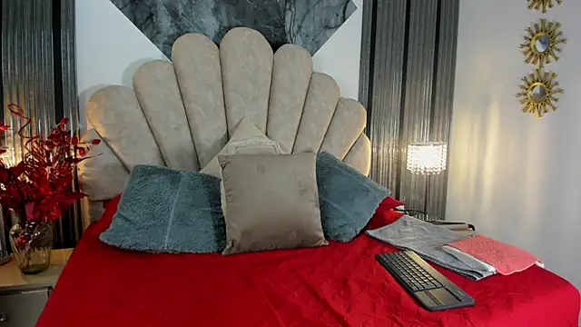 Snapshot of Naughty__Mom chatting on January 13, 2:33 pm Naughty Mom online show from January 13, 2:33 pm