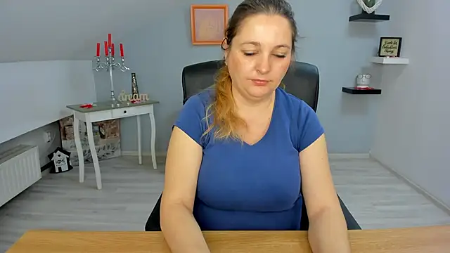 LollaGirl online show from March 6, 4:19 am