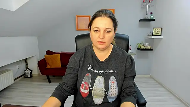 LollaGirl online show from January 9, 4:15 am