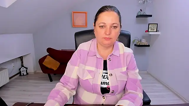 LollaGirl online show from April 9, 3:17 am