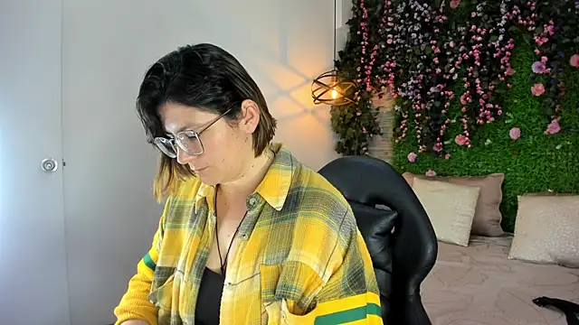 SarahDeyvis online show from December 16, 2:33 pm