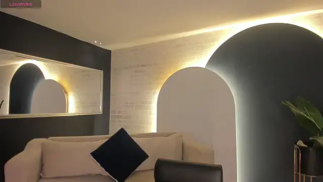 EveBensonX online show from April 3, 6:39 pm