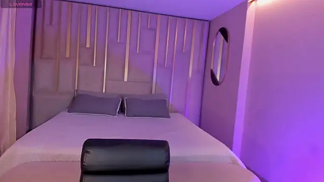 EveBensonX online show from April 16, 8:20 pm