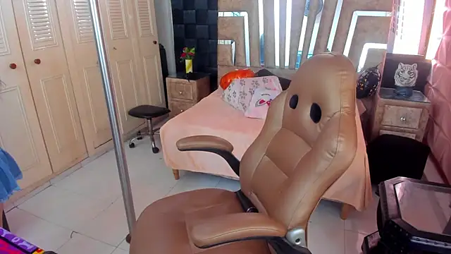 cute sassy online show from October 21, 5:35 pm