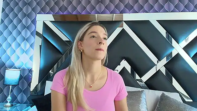 victoriaa lee  online show from February 6, 7:07 pm