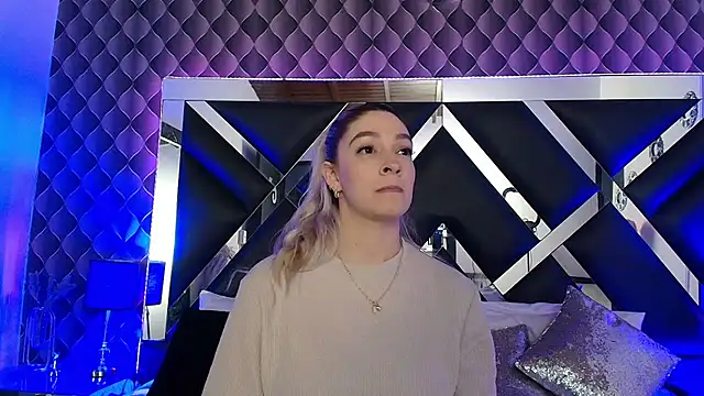 victoriaa lee  online show from November 18, 8:35 pm