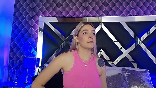 victoriaa lee  online show from December 3, 9:13 pm