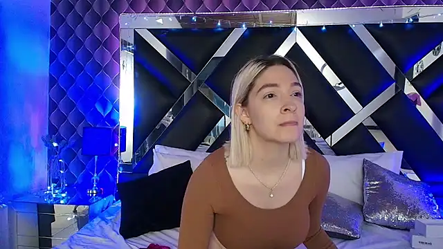 victoriaa lee  online show from April 17, 7:39 pm