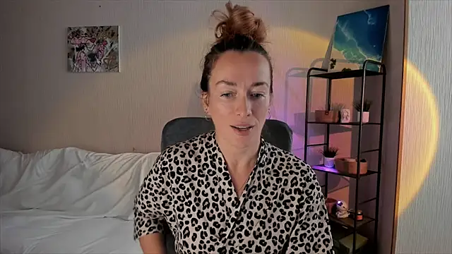 Snapshot of RebeccaMartinez chatting on September 28, 6:30 am RebeccaMartinez online show from September 28, 6:30 am
