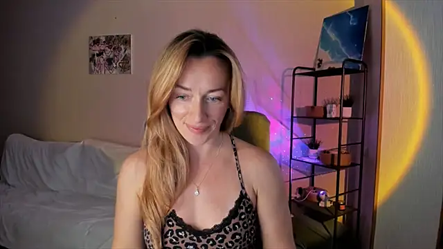 Snapshot of RebeccaMartinez chatting on October 11, 10:47 am RebeccaMartinez online show from October 11, 10:47 am
