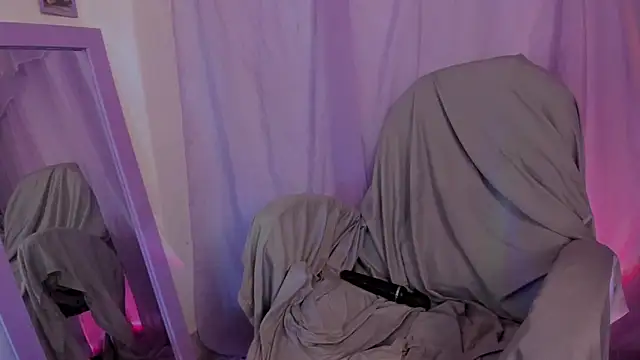 Snapshot of _lh_ chatting on February 4, 3:07 pm lh online show from February 4, 3:07 pm