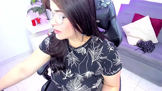 BellaFlaming online show from February 10, 12:50 pm