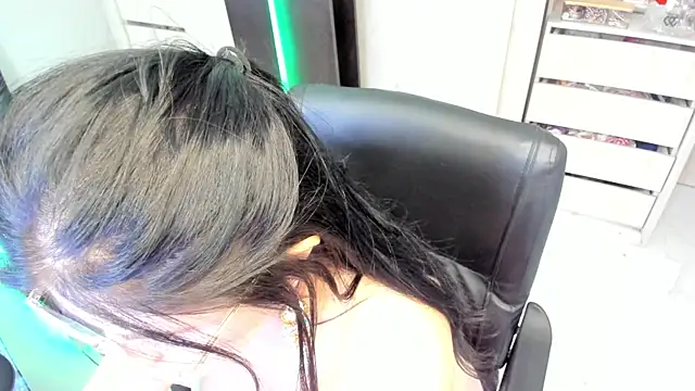BellaFlaming online show from June 3, 2:33 pm