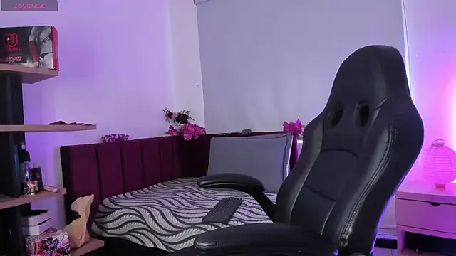 Snapshot of mia_thompsonn_ chatting on February 4, 2:53 pm mia thompsonn  online show from February 4, 2:53 pm