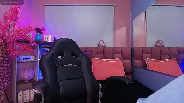 mia thompsonn  online show from December 4, 2:37 pm