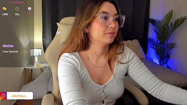 dakottaa  online show from November 11, 11:38 pm