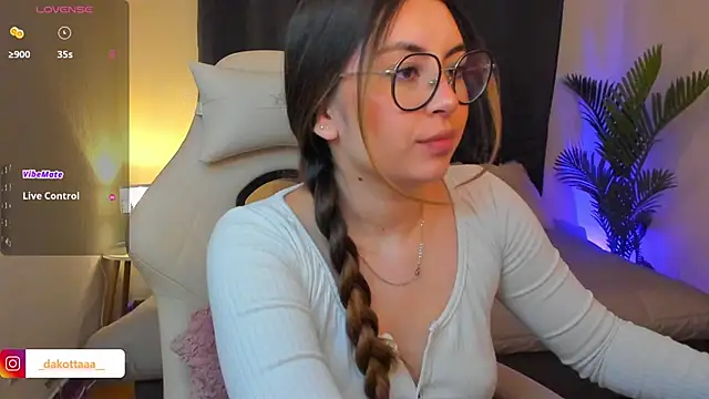 dakottaa  online show from February 11, 11:32 pm