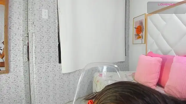 EmiliBonnie online show from October 17, 12:01 am