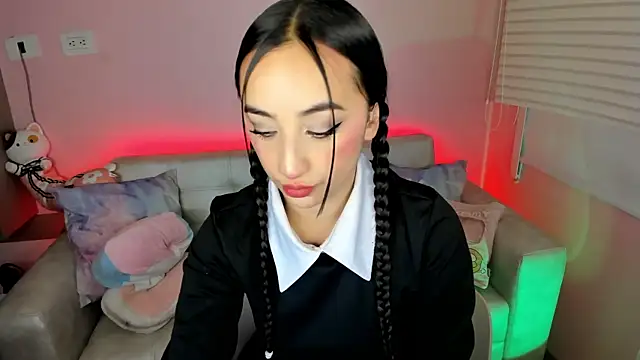 tinysara online show from May 22, 4:34 pm