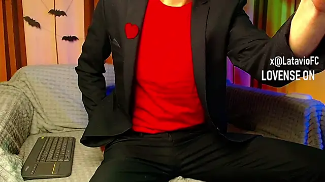 Snapshot of Midnighter_ chatting on October 31, 11:06 pm Midnighter  online show from October 31, 11:06 pm