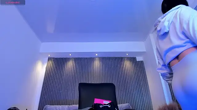 charlottewhitte online show from September 15, 11:43 am