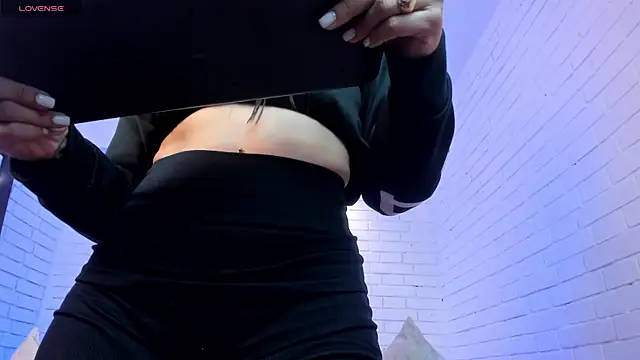 charlottewhitte online show from December 4, 12:03 pm